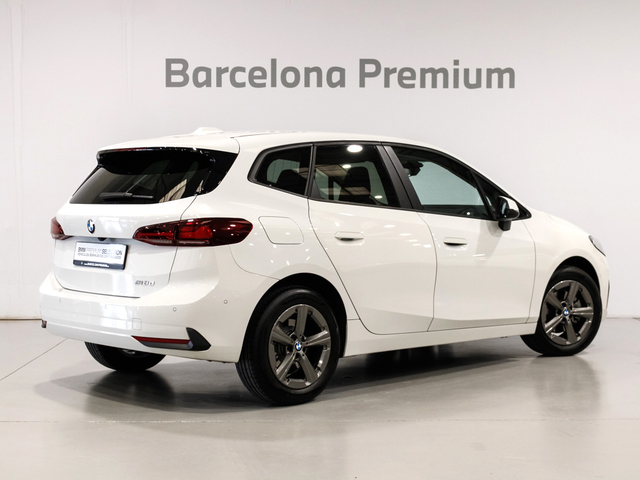 BMW Serie 2 218d Active Tourer color Blanco. Año 2024. 110KW(150CV). Diésel. En concesionario Barcelona Premium -- GRAN VIA de Barcelona