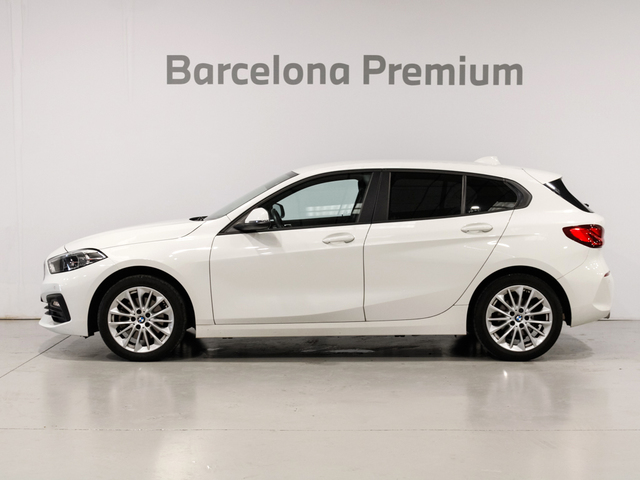 BMW Serie 1 118i color Blanco. Año 2021. 103KW(140CV). Gasolina. En concesionario Barcelona Premium -- GRAN VIA de Barcelona