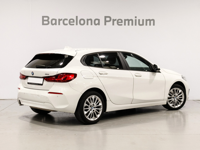 BMW Serie 1 118i color Blanco. Año 2021. 103KW(140CV). Gasolina. En concesionario Barcelona Premium -- GRAN VIA de Barcelona