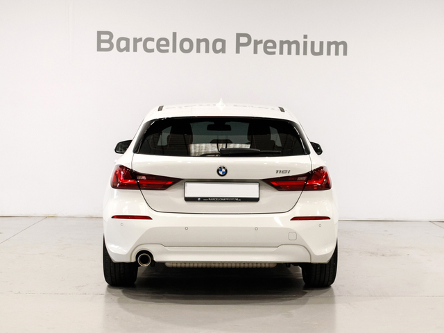 BMW Serie 1 118i color Blanco. Año 2021. 103KW(140CV). Gasolina. En concesionario Barcelona Premium -- GRAN VIA de Barcelona