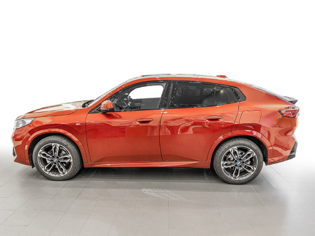 BMW X2 sDrive18d color Rojo. Año 2024. 110KW(150CV). Diésel. En concesionario Caetano Cuzco, Alcalá de Madrid