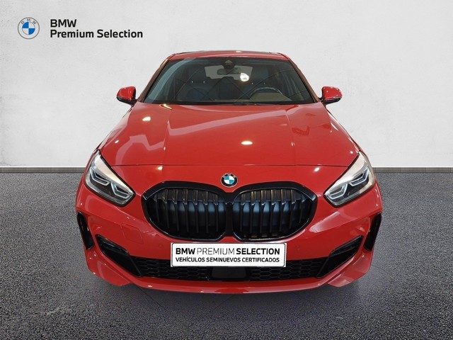 BMW Serie 1 118i color Rojo. Año 2023. 103KW(140CV). Gasolina. En concesionario Marmotor de Las Palmas