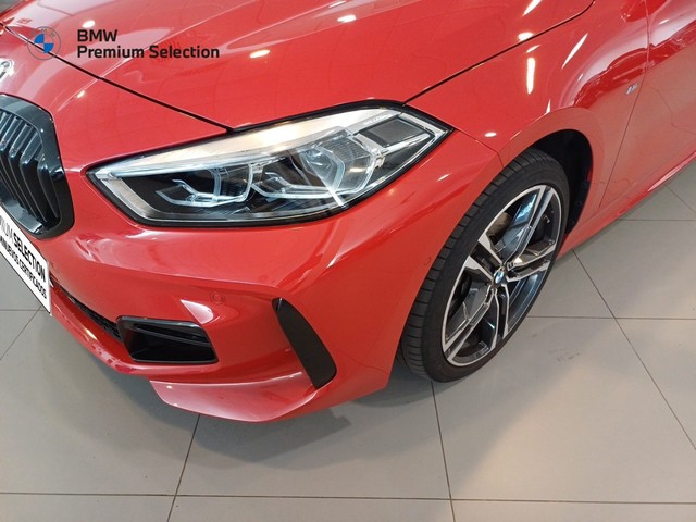 BMW Serie 1 118i color Rojo. Año 2023. 103KW(140CV). Gasolina. En concesionario Marmotor de Las Palmas