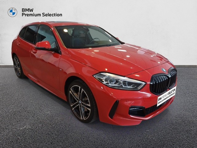 BMW Serie 1 118i color Rojo. Año 2023. 103KW(140CV). Gasolina. En concesionario Marmotor de Las Palmas