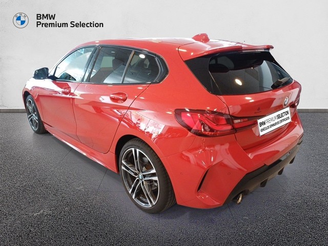 BMW Serie 1 118i color Rojo. Año 2023. 103KW(140CV). Gasolina. En concesionario Marmotor de Las Palmas