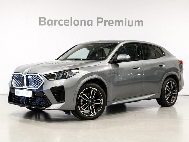 BMW iX2 eDrive20 color Gris. Año 2024. 150KW(204CV). Eléctrico. En concesionario Barcelona Premium -- GRAN VIA de Barcelona