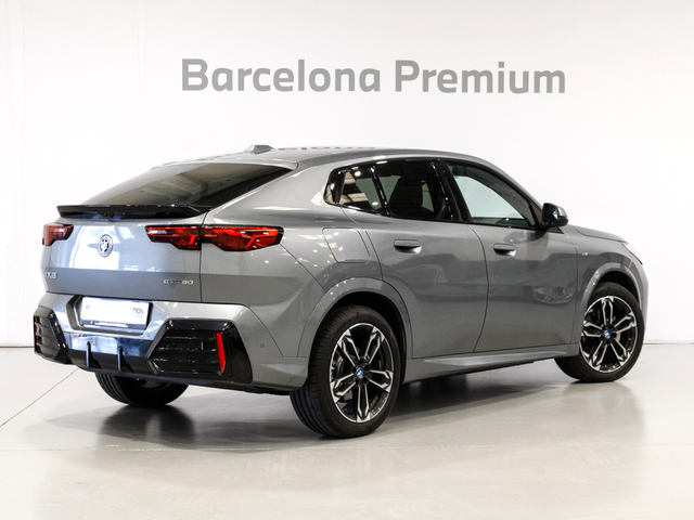 BMW iX2 eDrive20 color Gris. Año 2024. 150KW(204CV). Eléctrico. En concesionario Barcelona Premium -- GRAN VIA de Barcelona