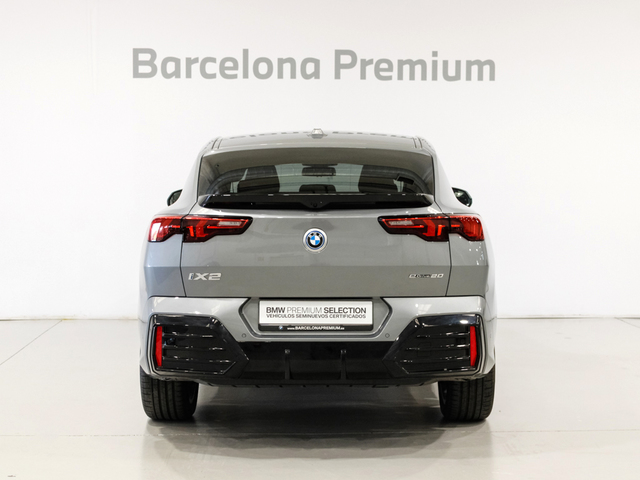 BMW iX2 eDrive20 color Gris. Año 2024. 150KW(204CV). Eléctrico. En concesionario Barcelona Premium -- GRAN VIA de Barcelona