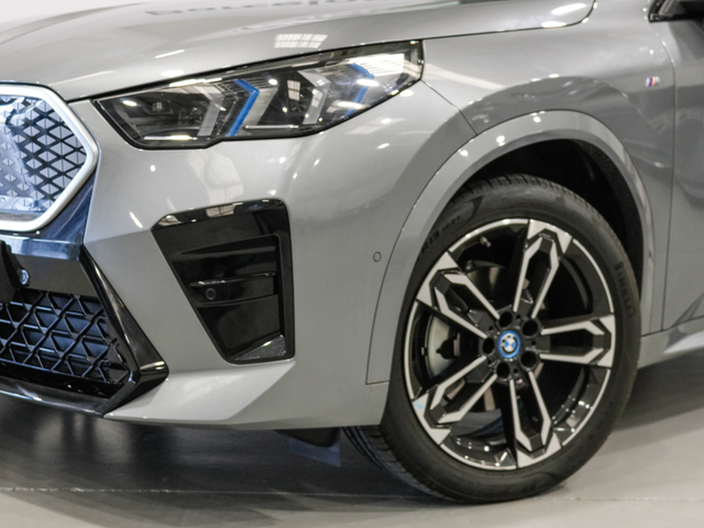 BMW iX2 eDrive20 color Gris. Año 2024. 150KW(204CV). Eléctrico. En concesionario Barcelona Premium -- GRAN VIA de Barcelona