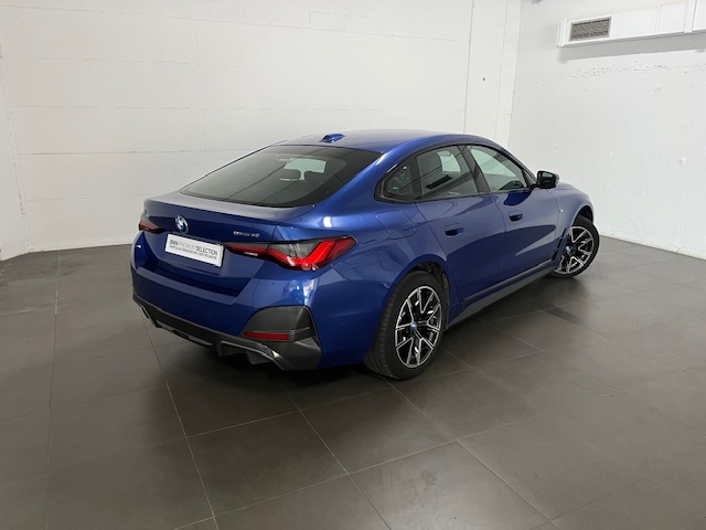 BMW i4 eDrive40 color Azul. Año 2022. 250KW(340CV). Eléctrico. En concesionario Amiocar S.A. de Coruña