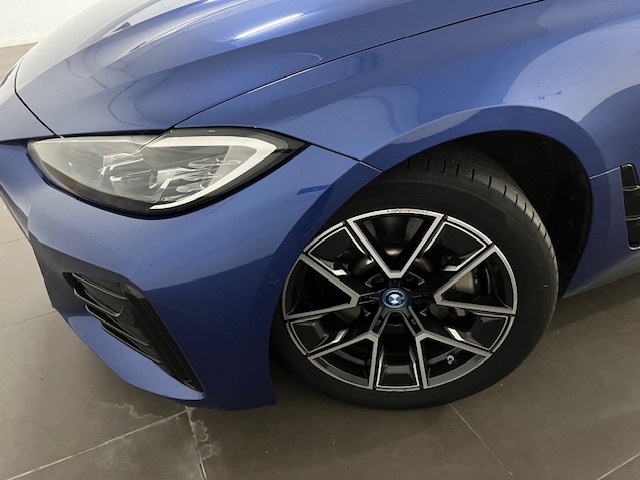 BMW i4 eDrive40 color Azul. Año 2022. 250KW(340CV). Eléctrico. En concesionario Amiocar S.A. de Coruña