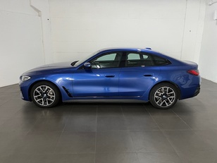 Fotos de BMW i4 eDrive40 color Azul. Año 2022. 250KW(340CV). Eléctrico. En concesionario Amiocar S.A. de Coruña