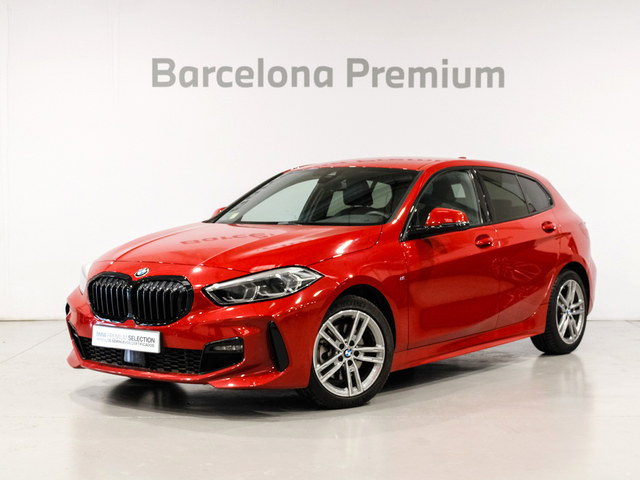 BMW Serie 1 118d color Rojo. Año 2024. 110KW(150CV). Diésel. En concesionario Barcelona Premium -- GRAN VIA de Barcelona