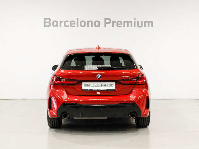 BMW Serie 1 118d color Rojo. Año 2024. 110KW(150CV). Diésel. En concesionario Barcelona Premium -- GRAN VIA de Barcelona