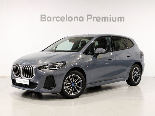 BMW Serie 2 225e Active Tourer color Gris. Año 2024. 180KW(245CV). Híbrido Electro/Gasolina. En concesionario Barcelona Premium -- GRAN VIA de Barcelona