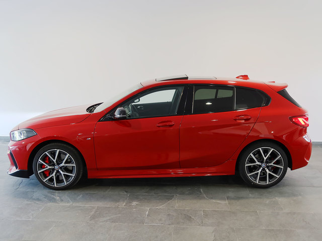 BMW Serie 1 118d color Rojo. Año 2023. 110KW(150CV). Diésel. En concesionario Autogal de Ourense