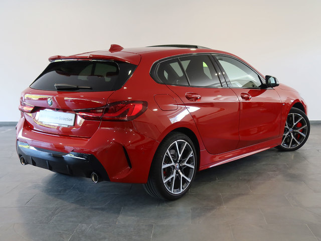 BMW Serie 1 118d color Rojo. Año 2023. 110KW(150CV). Diésel. En concesionario Autogal de Ourense