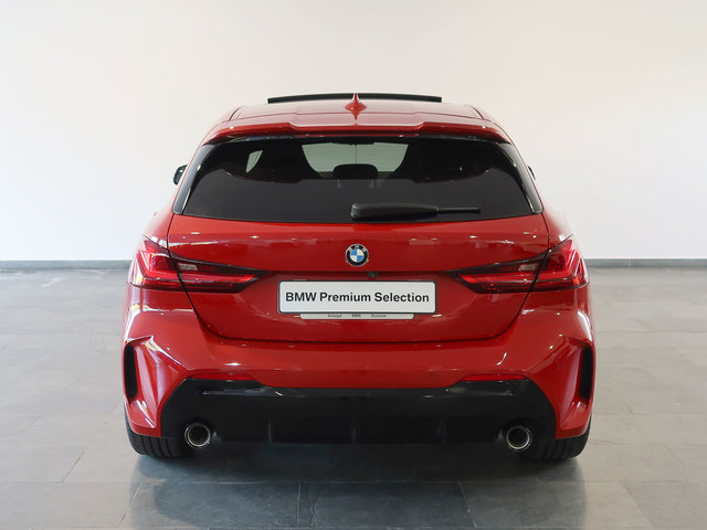 BMW Serie 1 118d color Rojo. Año 2023. 110KW(150CV). Diésel. En concesionario Autogal de Ourense