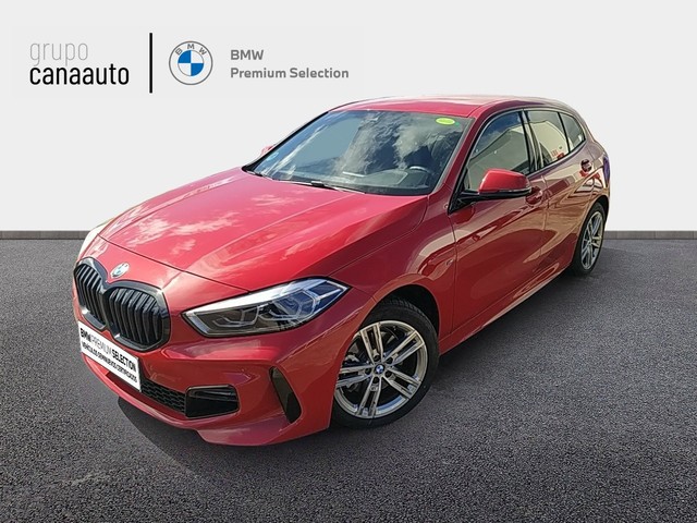 BMW Serie 1 118d color Rojo. Año 2024. 110KW(150CV). Diésel. En concesionario CANAAUTO - LAS CHAFIRAS de Sta. C. Tenerife