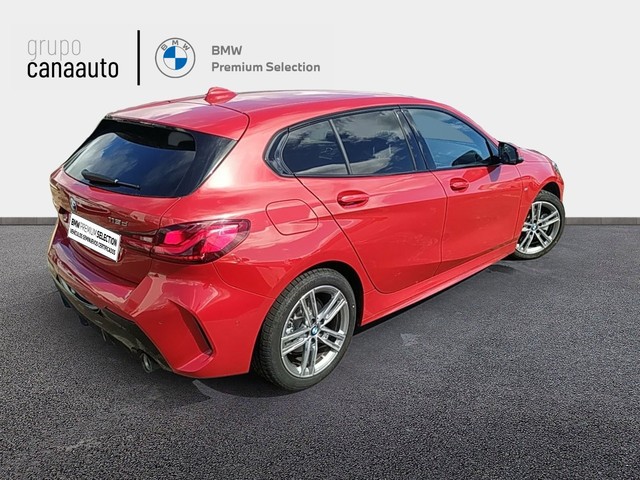 BMW Serie 1 118d color Rojo. Año 2024. 110KW(150CV). Diésel. En concesionario CANAAUTO - LAS CHAFIRAS de Sta. C. Tenerife