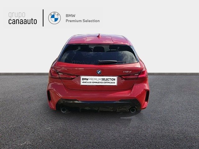 BMW Serie 1 118d color Rojo. Año 2024. 110KW(150CV). Diésel. En concesionario CANAAUTO - LAS CHAFIRAS de Sta. C. Tenerife