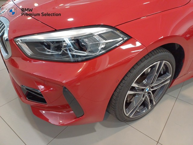 BMW Serie 1 118i color Rojo. Año 2023. 103KW(140CV). Gasolina. En concesionario Marmotor de Las Palmas