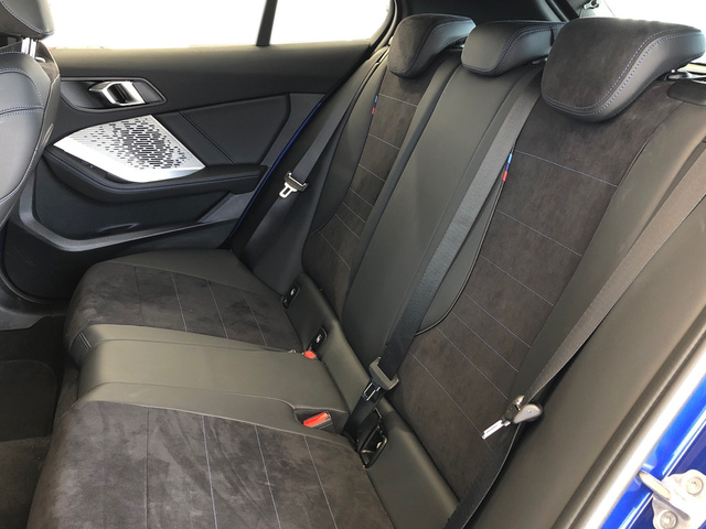 BMW Serie 1 120d color Azul. Año 2024. 120KW(163CV). Diésel. En concesionario Momentum S.A. de Madrid