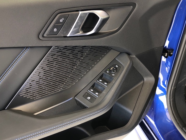 BMW Serie 1 120d color Azul. Año 2024. 120KW(163CV). Diésel. En concesionario Momentum S.A. de Madrid