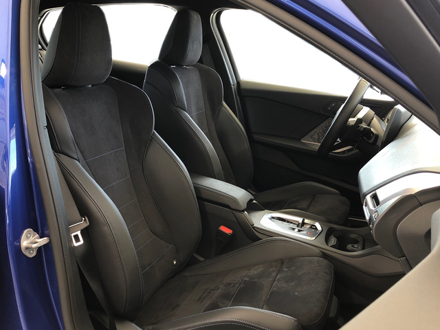 BMW Serie 1 120d color Azul. Año 2024. 120KW(163CV). Diésel. En concesionario Momentum S.A. de Madrid