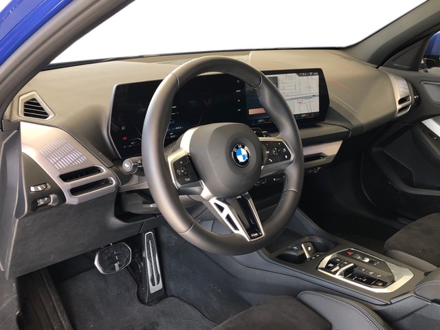 BMW Serie 1 120d color Azul. Año 2024. 120KW(163CV). Diésel. En concesionario Momentum S.A. de Madrid