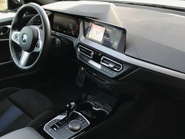 BMW Serie 2 220d Gran Coupe color Blanco. Año 2024. 140KW(190CV). Diésel. En concesionario Celtamotor Pontevedra de Pontevedra