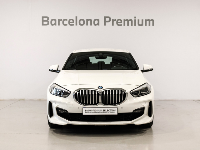 BMW Serie 1 118i color Blanco. Año 2021. 103KW(140CV). Gasolina. En concesionario Barcelona Premium -- GRAN VIA de Barcelona