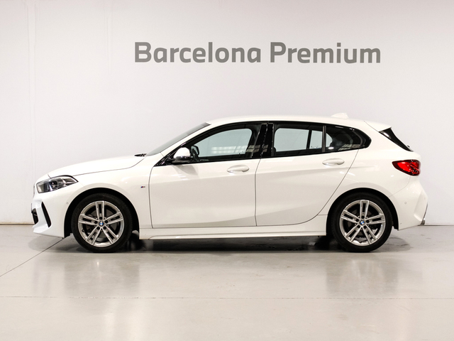 BMW Serie 1 118i color Blanco. Año 2021. 103KW(140CV). Gasolina. En concesionario Barcelona Premium -- GRAN VIA de Barcelona