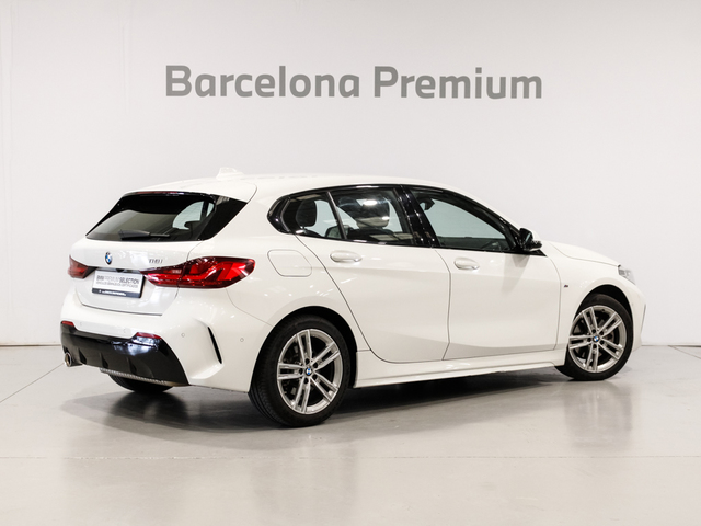 BMW Serie 1 118i color Blanco. Año 2021. 103KW(140CV). Gasolina. En concesionario Barcelona Premium -- GRAN VIA de Barcelona