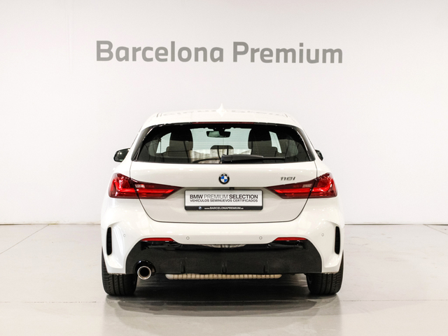 BMW Serie 1 118i color Blanco. Año 2021. 103KW(140CV). Gasolina. En concesionario Barcelona Premium -- GRAN VIA de Barcelona