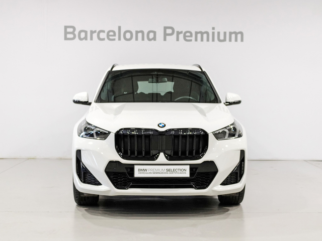 BMW X1 sDrive18i color Blanco. Año 2024. 100KW(136CV). Gasolina. En concesionario Barcelona Premium -- GRAN VIA de Barcelona