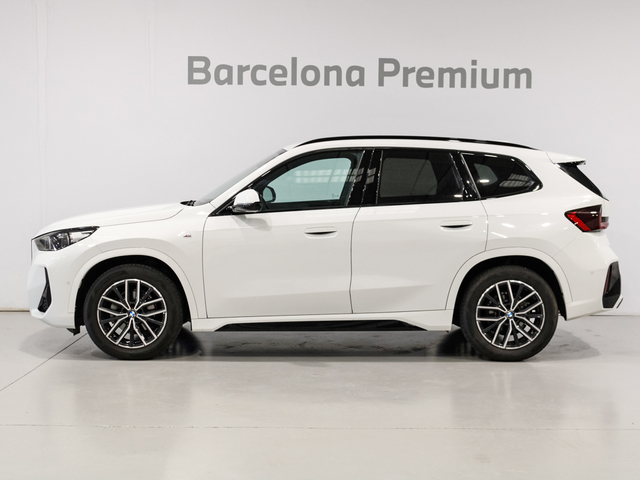 BMW X1 sDrive18i color Blanco. Año 2024. 100KW(136CV). Gasolina. En concesionario Barcelona Premium -- GRAN VIA de Barcelona