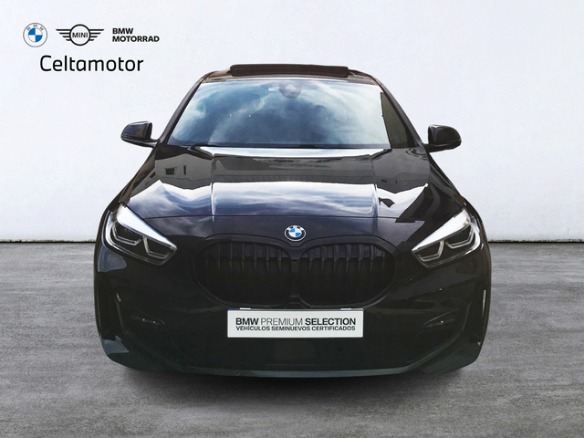 BMW Serie 1 118d color Negro. Año 2024. 110KW(150CV). Diésel. En concesionario Celtamotor Vigo  de Pontevedra