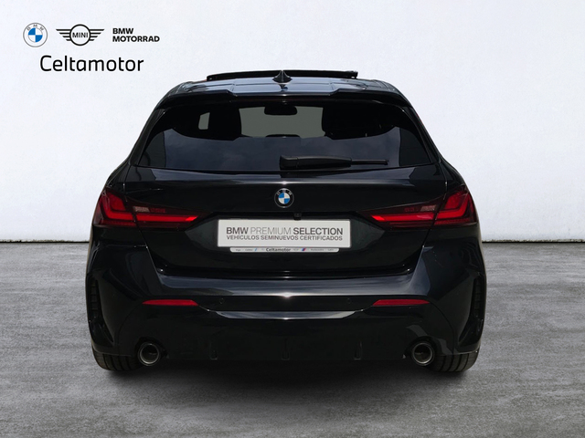 BMW Serie 1 118d color Negro. Año 2024. 110KW(150CV). Diésel. En concesionario Celtamotor Vigo  de Pontevedra