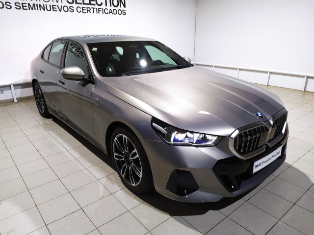 BMW Serie 5 520d color Gris. Año 2024. 145KW(197CV). Diésel. En concesionario Hispamovil Elche de Alicante