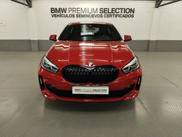 BMW Serie 1 118d color Rojo. Año 2021. 110KW(150CV). Diésel. En concesionario Autoberón de La Rioja