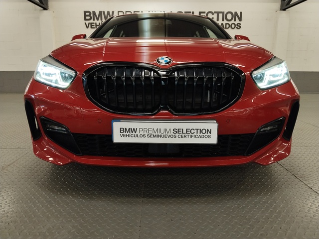 BMW Serie 1 118d color Rojo. Año 2021. 110KW(150CV). Diésel. En concesionario Autoberón de La Rioja