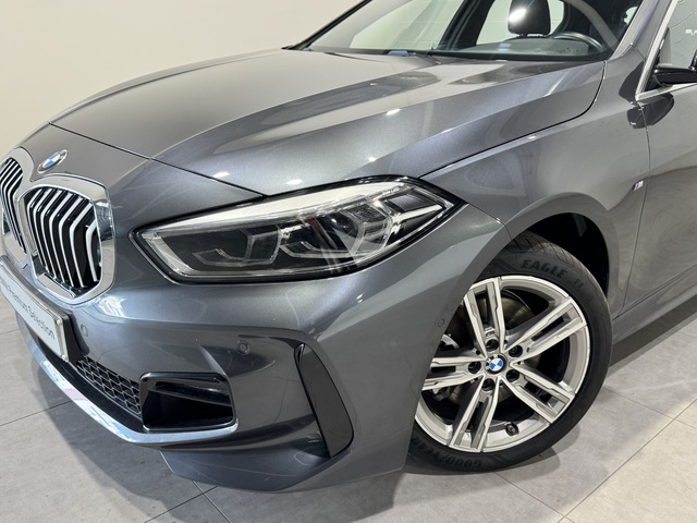 BMW Serie 1 118d color Gris. Año 2021. 110KW(150CV). Diésel. En concesionario MOTOR MUNICH S.A.U  - Terrassa de Barcelona