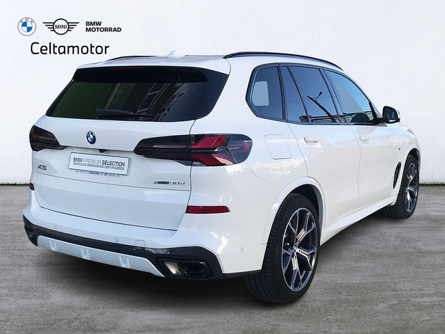 BMW X5 xDrive30d color Blanco. Año 2023. 219KW(298CV). Diésel. En concesionario Celtamotor Vigo  de Pontevedra