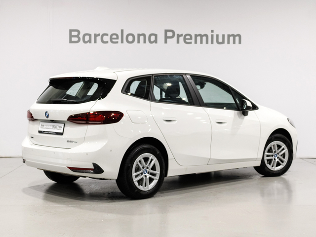 BMW Serie 2 225e Active Tourer color Blanco. Año 2024. 180KW(245CV). Híbrido Electro/Gasolina. En concesionario Barcelona Premium -- GRAN VIA de Barcelona