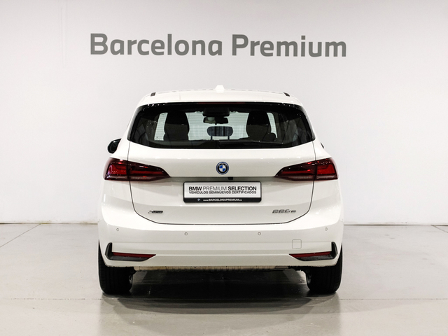 BMW Serie 2 225e Active Tourer color Blanco. Año 2024. 180KW(245CV). Híbrido Electro/Gasolina. En concesionario Barcelona Premium -- GRAN VIA de Barcelona