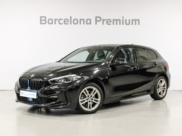 BMW Serie 1 118d color Negro. Año 2024. 110KW(150CV). Diésel. En concesionario Barcelona Premium -- GRAN VIA de Barcelona