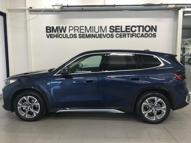 BMW iX1 eDrive20 color Azul. Año 2024. 150KW(204CV). Eléctrico. En concesionario Lurauto Gipuzkoa de Guipuzcoa