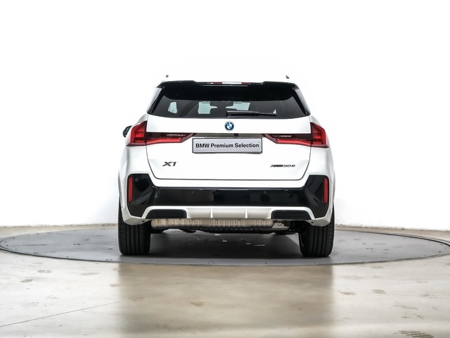BMW X1 xDrive30e color Blanco. Año 2024. 240KW(326CV). Híbrido Electro/Gasolina. En concesionario Oliva Motor Tarragona de Tarragona