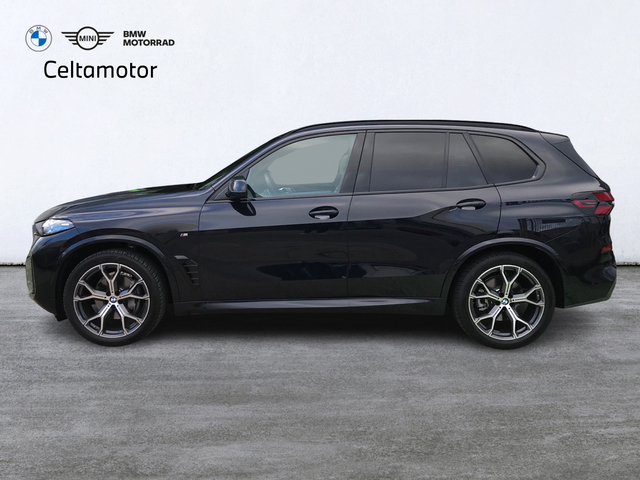 BMW X5 xDrive30d color Negro. Año 2024. 219KW(298CV). Diésel. En concesionario Celtamotor Vigo  de Pontevedra